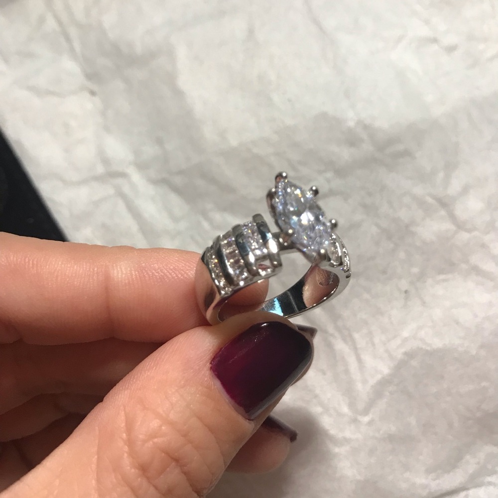Gorgeous ring! ๐๐ - Picture 2 of 6